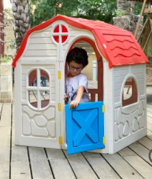 בית ילדים מתקפל מפלסטיק למרפסת או לחצר תוצרת ישראל מנגנון קיפול ייחודיי לאחסון קל ומהיר RAM